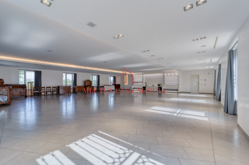 SARMEOLA: Scuderia di pregio, finestrata, si compone di ingresso, ampio open-space per 8 posti au...