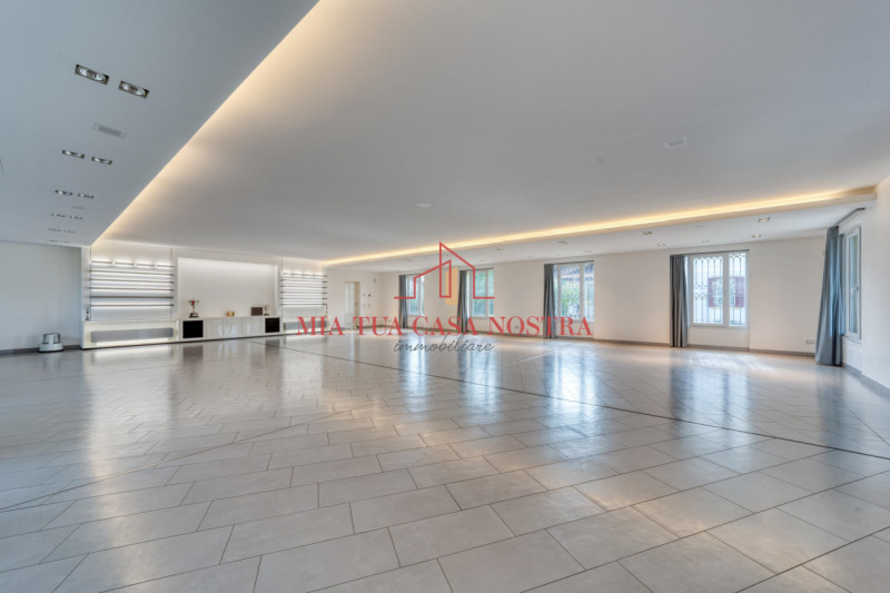 SARMEOLA: Scuderia di pregio, finestrata, si compone di ingresso, ampio open-space per 8 posti au...