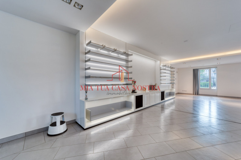 SARMEOLA: Scuderia di pregio, finestrata, si compone di ingresso, ampio open-space per 8 posti au...