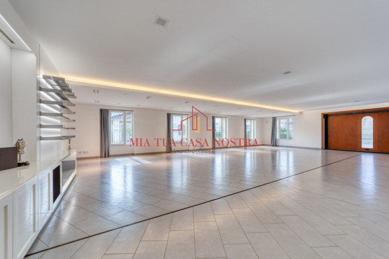 SARMEOLA: Scuderia di pregio, finestrata, si compone di ingresso, ampio open-space per 8 posti au...