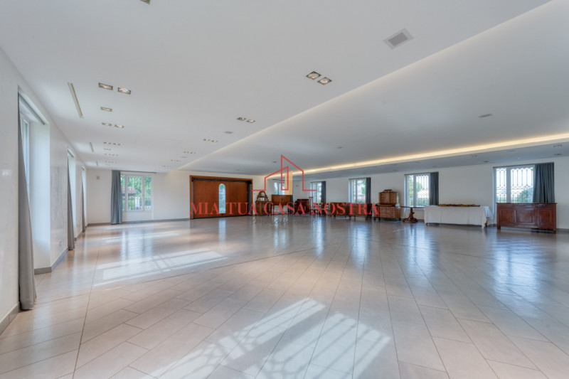 SARMEOLA: Scuderia di pregio, finestrata, si compone di ingresso, ampio open-space per 8 posti au...