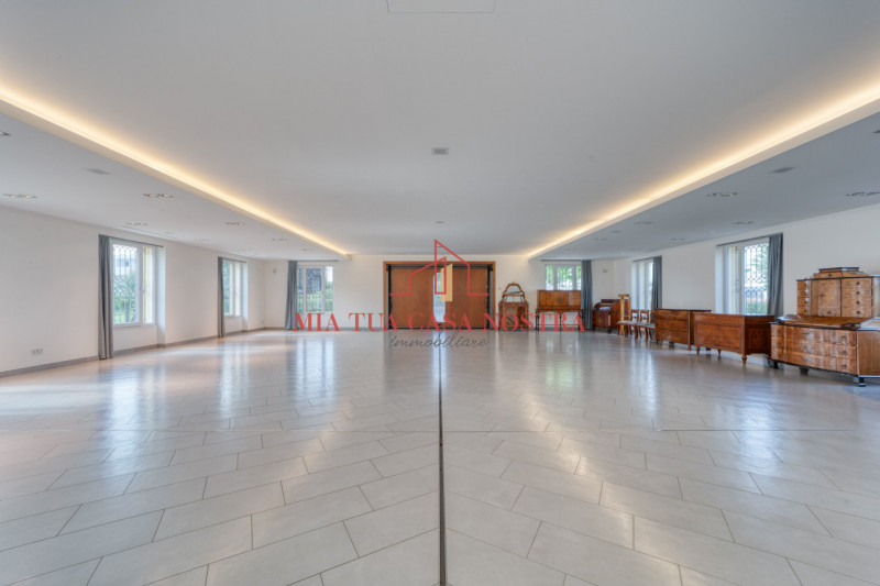 SARMEOLA: Scuderia di pregio, finestrata, si compone di ingresso, ampio open-space per 8 posti au...