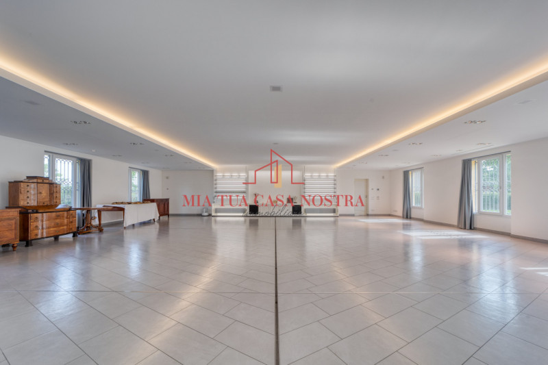 SARMEOLA: Scuderia di pregio, finestrata, si compone di ingresso, ampio open-space per 8 posti au...