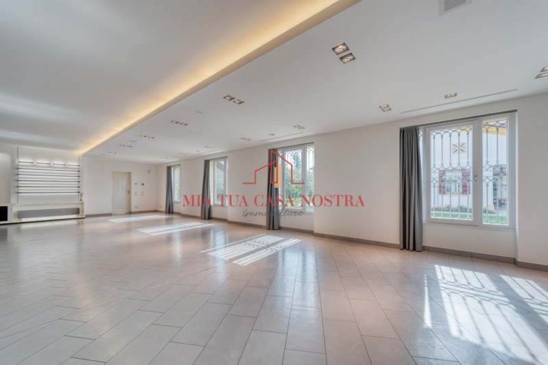 SARMEOLA: Scuderia di pregio, finestrata, si compone di ingresso, ampio open-space per 8 posti au...
