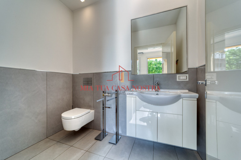 SARMEOLA: Scuderia di pregio, finestrata, si compone di ingresso, ampio open-space per 8 posti au...