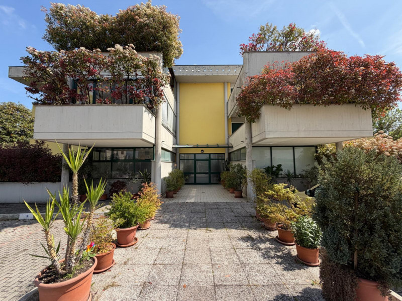 In una zona residenziale ricercata, proponiamo in vendita un appartamento bilocale situato al pri...