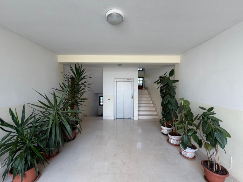 In una zona residenziale ricercata, proponiamo in vendita un appartamento bilocale situato al pri...