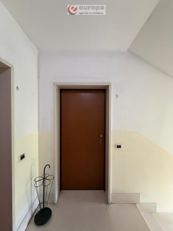 In una zona residenziale ricercata, proponiamo in vendita un appartamento bilocale situato al pri...