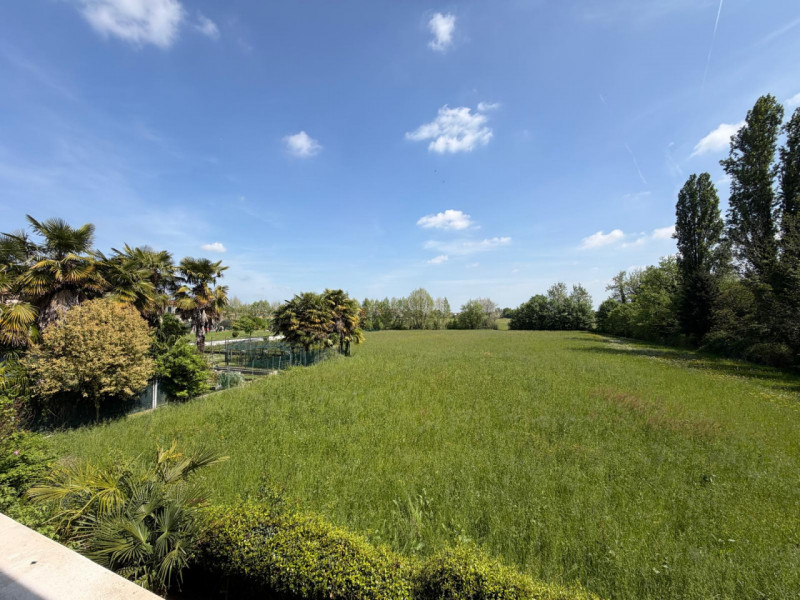 In una zona residenziale ricercata, proponiamo in vendita un appartamento bilocale situato al pri...