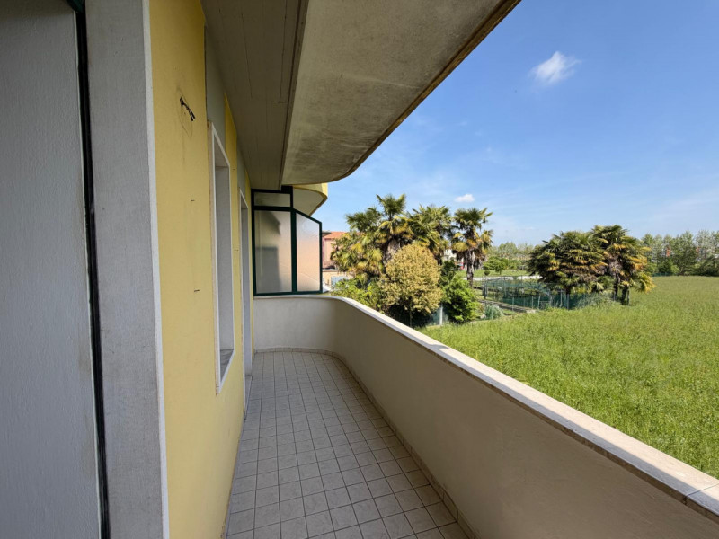 In una zona residenziale ricercata, proponiamo in vendita un appartamento bilocale situato al pri...