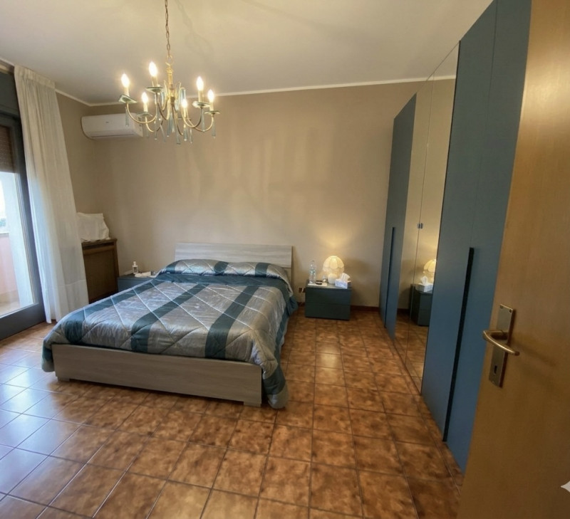 Scopri questa affascinante porzione di bifamiliare situata nel cuore di Montecchio Maggiore, una ...