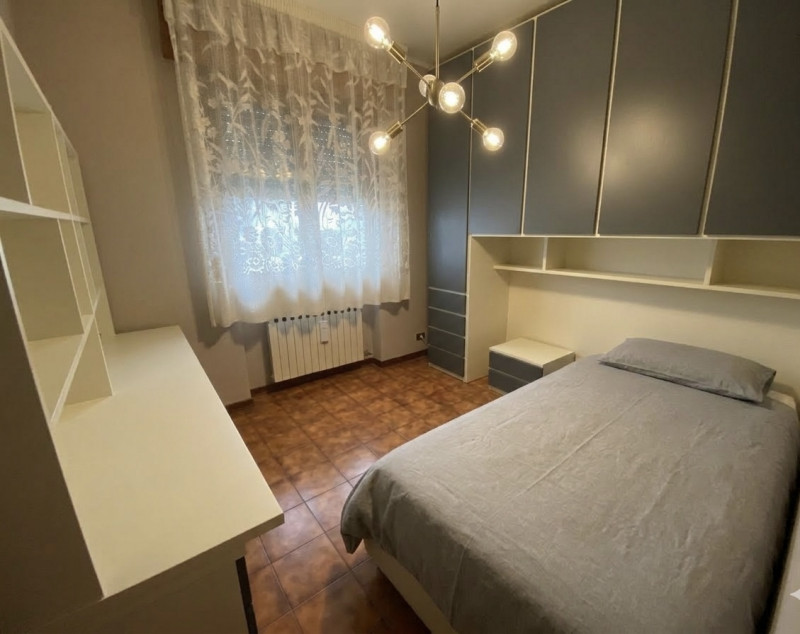 Scopri questa affascinante porzione di bifamiliare situata nel cuore di Montecchio Maggiore, una ...