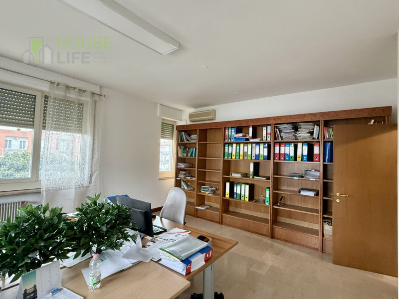 VICENZA OVEST: UFFICIO di circa 180 mq, situato al secondo piano servito da ascensore, all’intern...