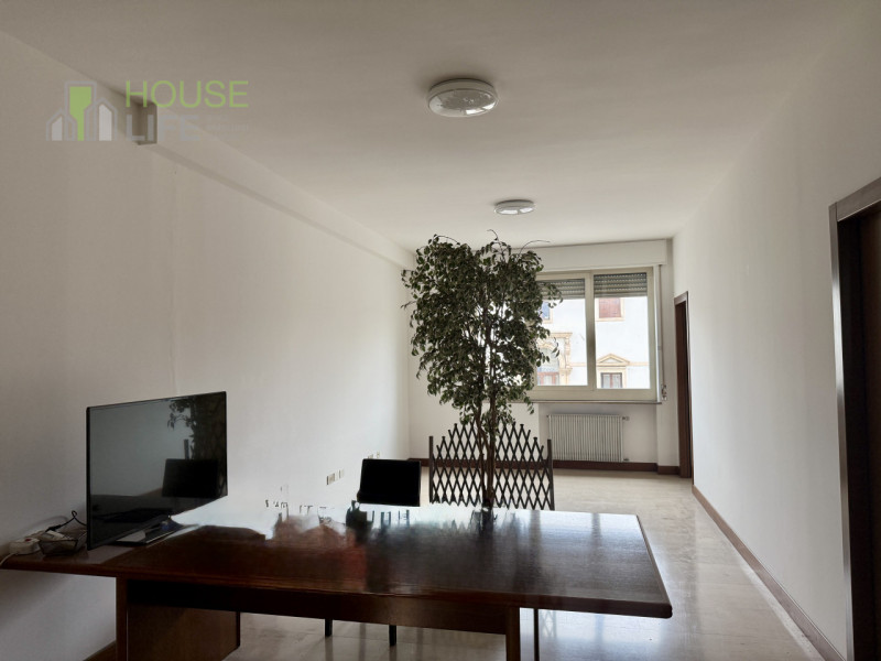 VICENZA OVEST: UFFICIO di circa 180 mq, situato al secondo piano servito da ascensore, all’intern...