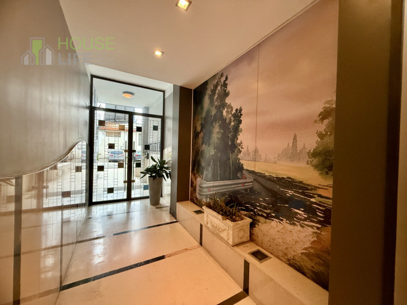 VICENZA OVEST: proponiamo in affitto un UFFICIO di circa 180 mq, situato al secondo piano servito...