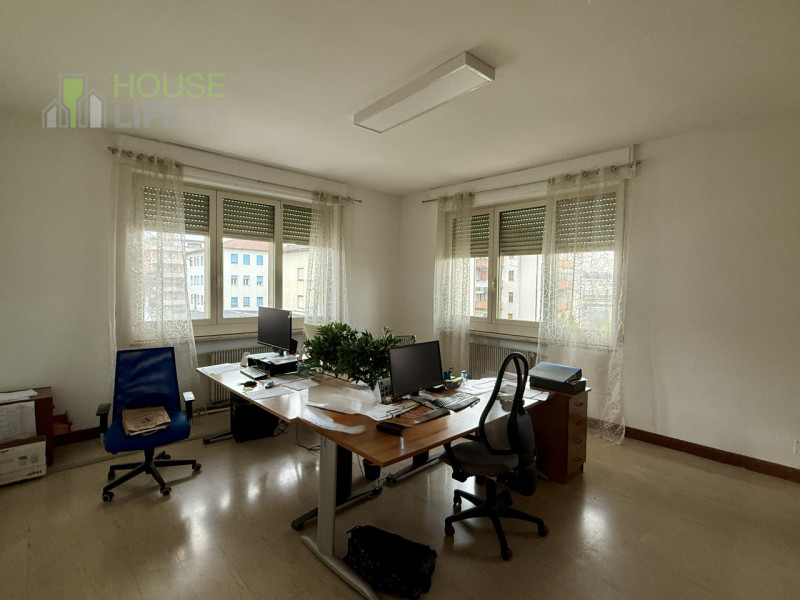 VICENZA OVEST: proponiamo in affitto un UFFICIO di circa 180 mq, situato al secondo piano servito...
