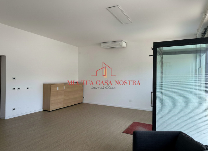 CHIESANUOVA: Negozio con ampio open-space con ripostiglio, antibagno e bagno con due ampie vetrin...