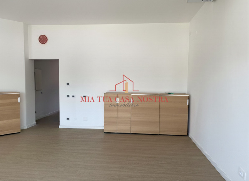 CHIESANUOVA: Negozio con ampio open-space con ripostiglio, antibagno e bagno con due ampie vetrin...