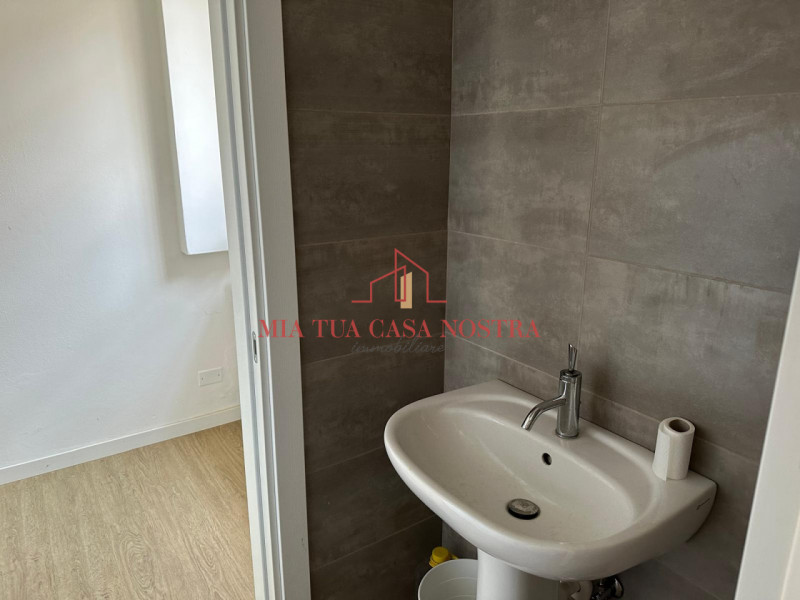 CHIESANUOVA: Negozio con ampio open-space con ripostiglio, antibagno e bagno con due ampie vetrin...