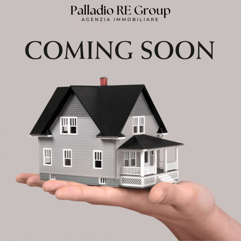 Scopri questo prestigioso ufficio di 450 mq situato al primo piano, facilmente accessibile tramit...