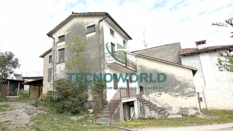 In vendita a San Tomio, frazione del comune di Malo, proponiamo un rustico indipendente dalle gra...