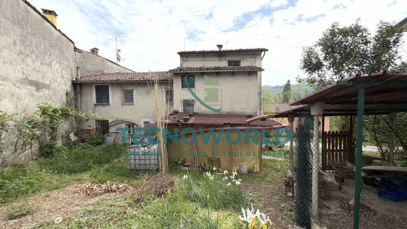 In vendita a San Tomio, frazione del comune di Malo, proponiamo un rustico indipendente dalle gra...