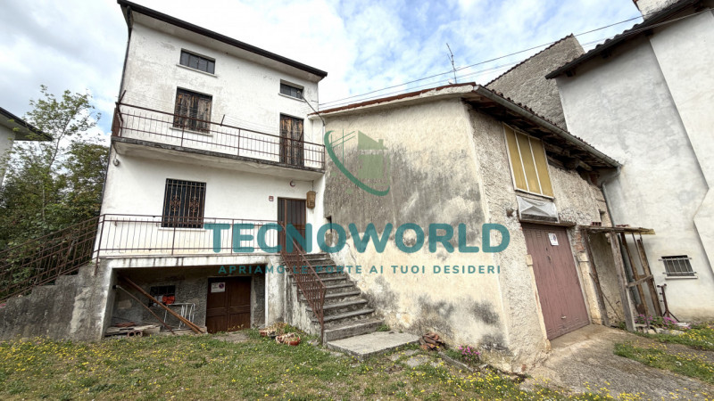 In vendita a San Tomio, frazione del comune di Malo, proponiamo un rustico indipendente dalle gra...