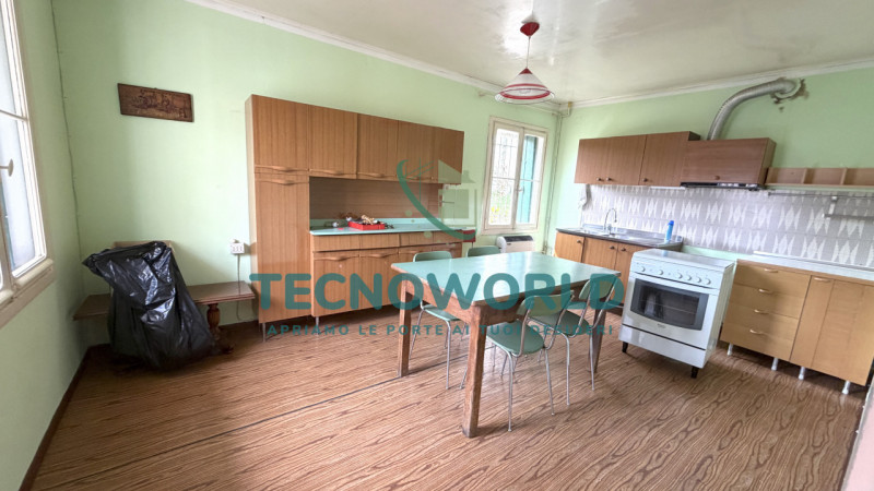 In vendita a San Tomio, frazione del comune di Malo, proponiamo un rustico indipendente dalle gra...