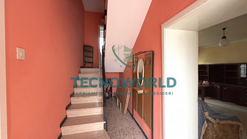 In vendita a San Tomio, frazione del comune di Malo, proponiamo un rustico indipendente dalle gra...