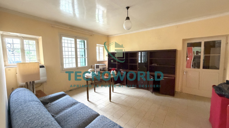 In vendita a San Tomio, frazione del comune di Malo, proponiamo un rustico indipendente dalle gra...