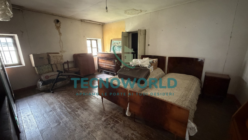 In vendita a San Tomio, frazione del comune di Malo, proponiamo un rustico indipendente dalle gra...