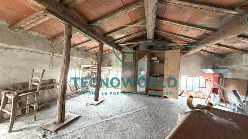 In vendita a San Tomio, frazione del comune di Malo, proponiamo un rustico indipendente dalle gra...