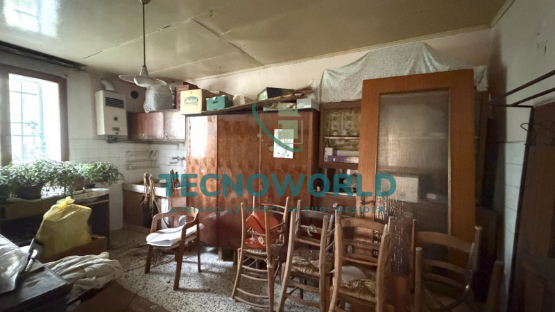 In vendita a San Tomio, frazione del comune di Malo, proponiamo un rustico indipendente dalle gra...