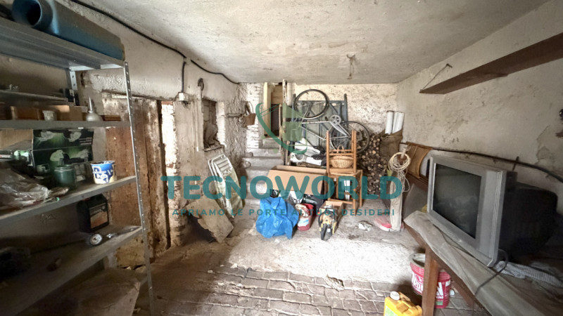 In vendita a San Tomio, frazione del comune di Malo, proponiamo un rustico indipendente dalle gra...