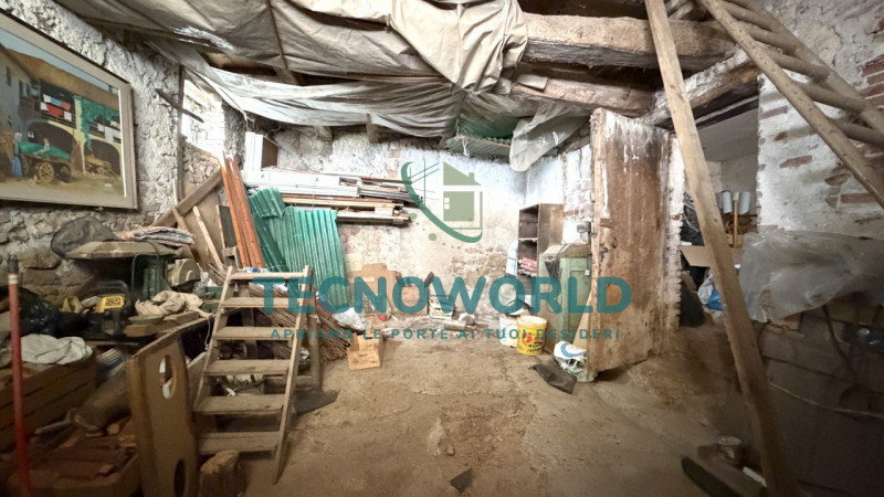 In vendita a San Tomio, frazione del comune di Malo, proponiamo un rustico indipendente dalle gra...