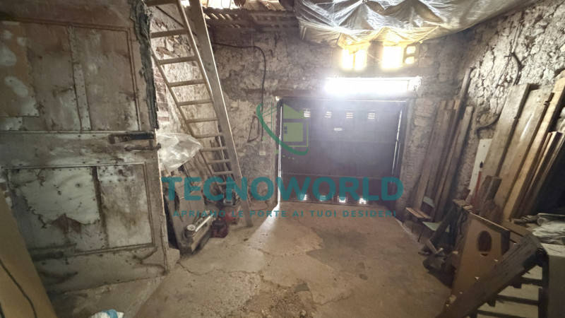 In vendita a San Tomio, frazione del comune di Malo, proponiamo un rustico indipendente dalle gra...