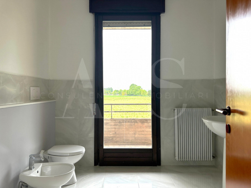 Luce, spazio e privacy si incontrano in questo accogliente bicamere a Montegaldella, una soluzion...