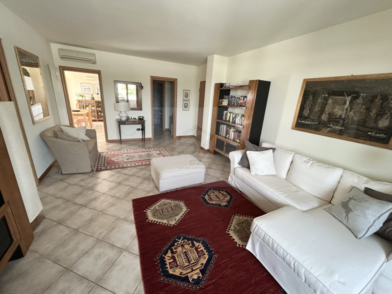 ALBIGNASEGO-S. AGOSTINO

 Ultimo piano con terrazzo abitabile – ottime condizioni

In posizione s...