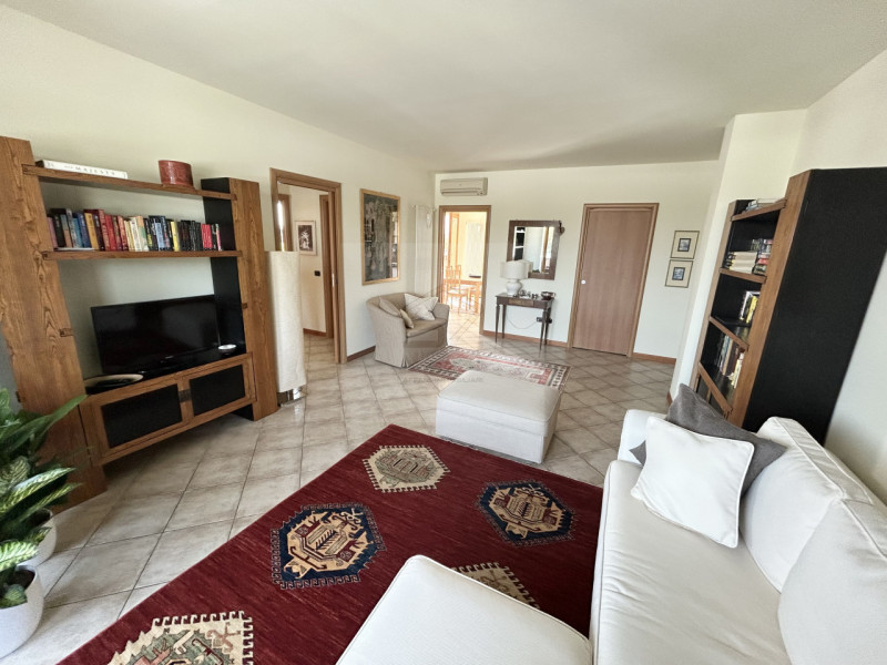 ALBIGNASEGO-S. AGOSTINO

 Ultimo piano con terrazzo abitabile – ottime condizioni

In posizione s...