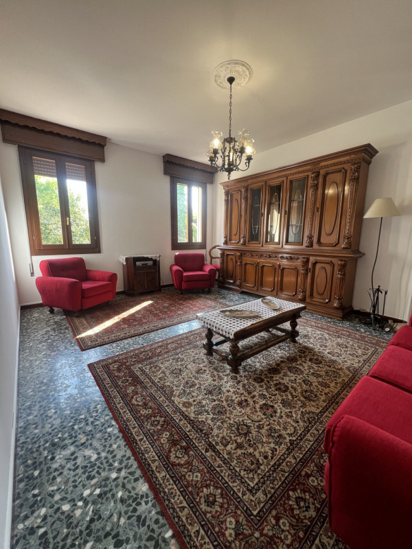 Scopri questa affascinante opportunità immobiliare situata nella tranquilla località di Poncia, n...