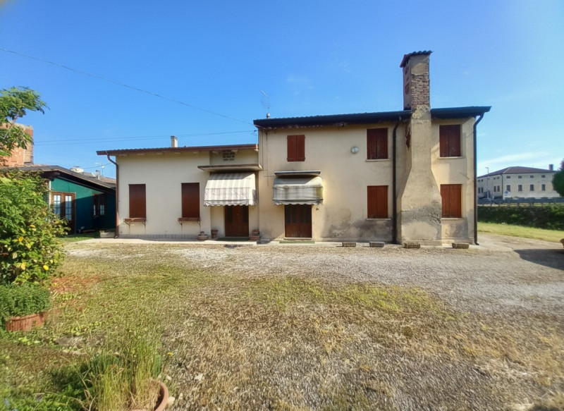 Scopri questa affascinante opportunità immobiliare situata nella tranquilla località di Poncia, n...