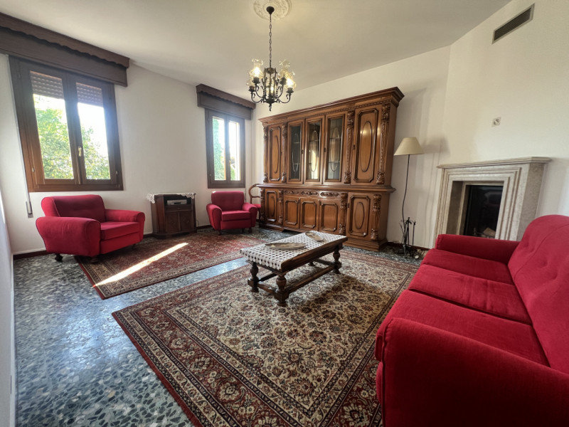 Scopri questa affascinante opportunità immobiliare situata nella tranquilla località di Poncia, n...