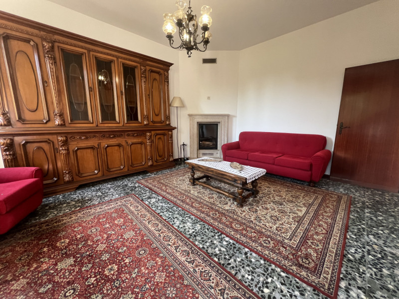 Scopri questa affascinante opportunità immobiliare situata nella tranquilla località di Poncia, n...