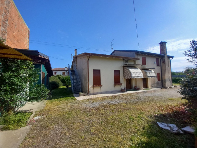 Scopri questa affascinante opportunità immobiliare situata nella tranquilla località di Poncia, n...