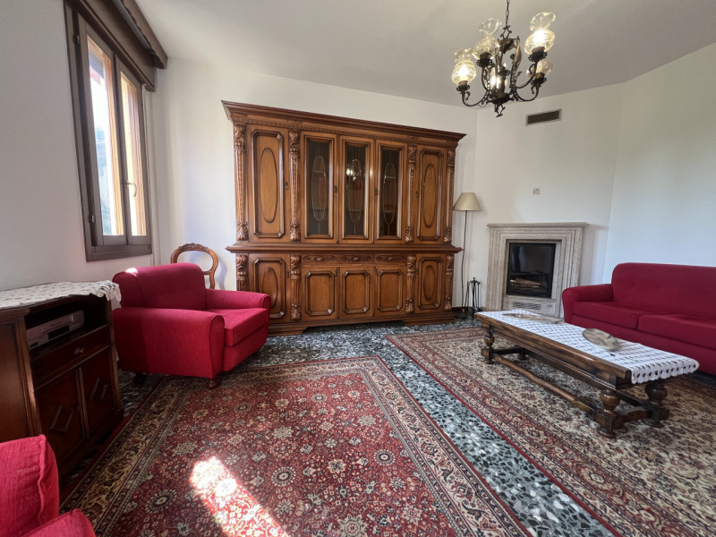 Scopri questa affascinante opportunità immobiliare situata nella tranquilla località di Poncia, n...