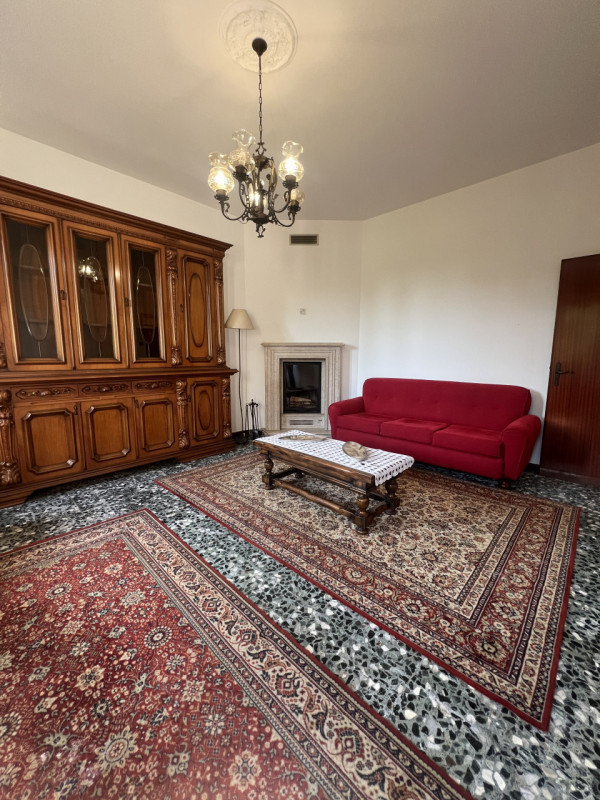 Scopri questa affascinante opportunità immobiliare situata nella tranquilla località di Poncia, n...