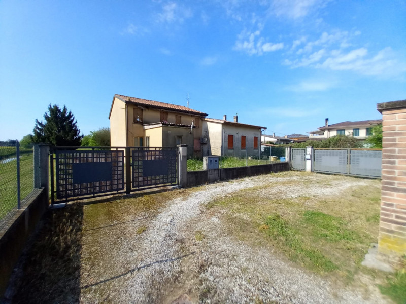 Scopri questa affascinante opportunità immobiliare situata nella tranquilla località di Poncia, n...