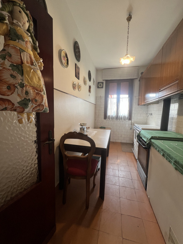 Scopri questa affascinante opportunità immobiliare situata nella tranquilla località di Poncia, n...