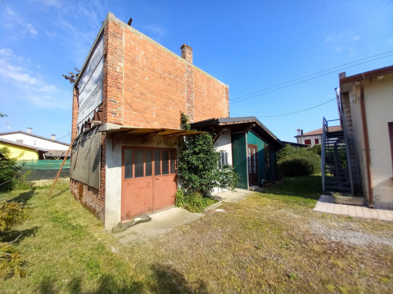 Scopri questa affascinante opportunità immobiliare situata nella tranquilla località di Poncia, n...