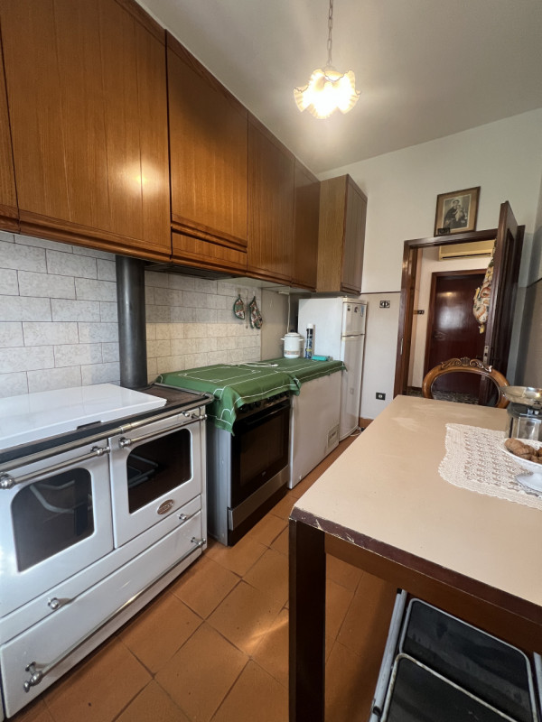 Scopri questa affascinante opportunità immobiliare situata nella tranquilla località di Poncia, n...